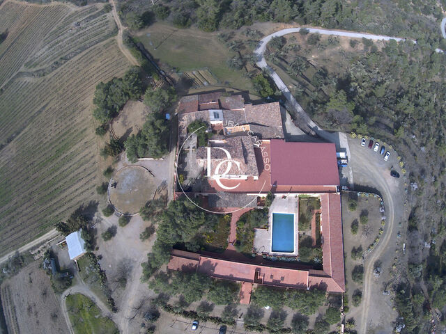 Masía-Hotel con bodegas en venta