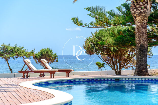 Villa en venta en primera línea de mar en Santa Eulalia