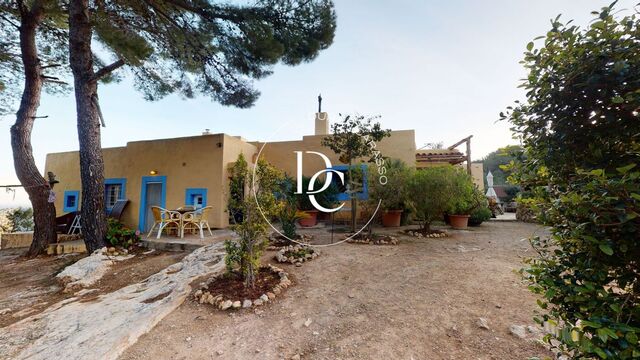 Dos casas rústicas en venta en Sant Joan de Llabritja