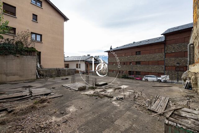 Parcela con proyecto para ocho viviendas en venta en el centro de Puigcerda