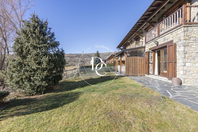 Casa adosada esquinera en venta en Ger
