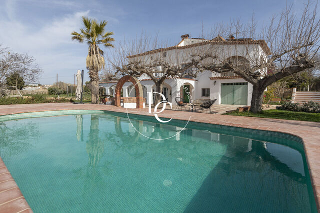 Casa de campo con establo y piscina en venta en Vilanova y la Geltrú