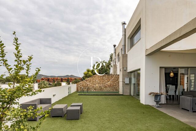 Casa adosada con piscina en venta en la exclusiva zona de Rocallisa, Ibiza