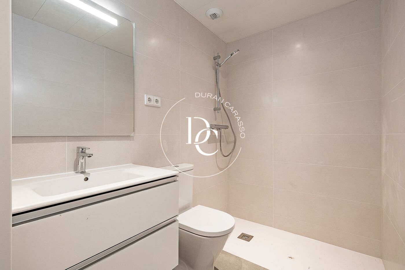 Obra nueva con piscina en venta en Sant Joan Despí