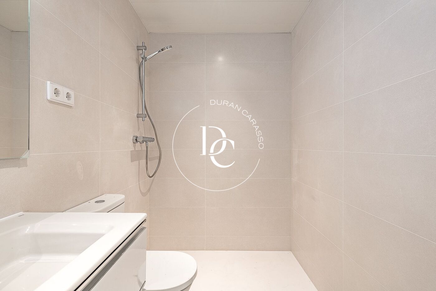 Obra nueva con piscina en venta en Sant Joan Despí