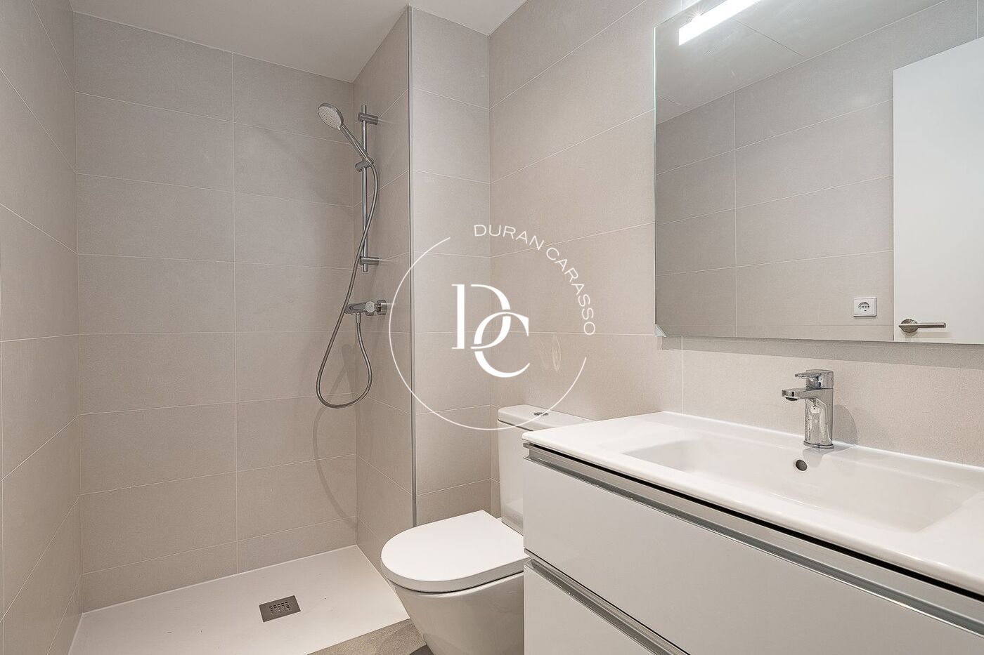 Obra nueva con piscina en venta en Sant Joan Despí