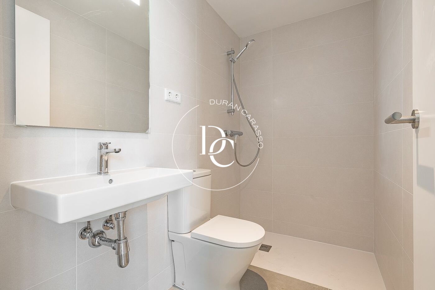 Obra nueva con piscina en venta en Sant Joan Despí