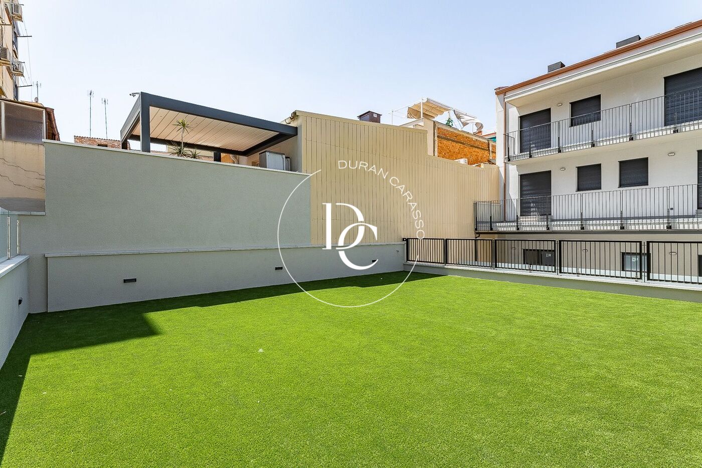 Obra nueva con piscina en venta en Sant Joan Despí
