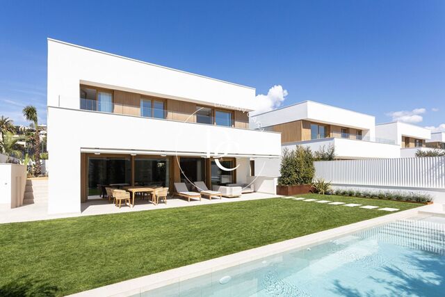 Obra nueva con piscina en venta en Vallpineda, Sitges