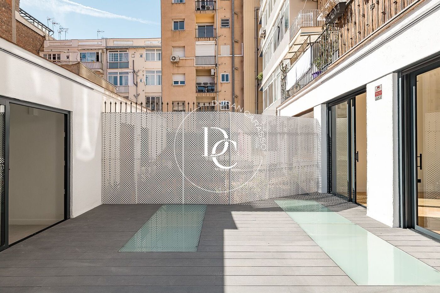 Flat with terrace to renovate for sale in Eixample Esquerra, Barcelona