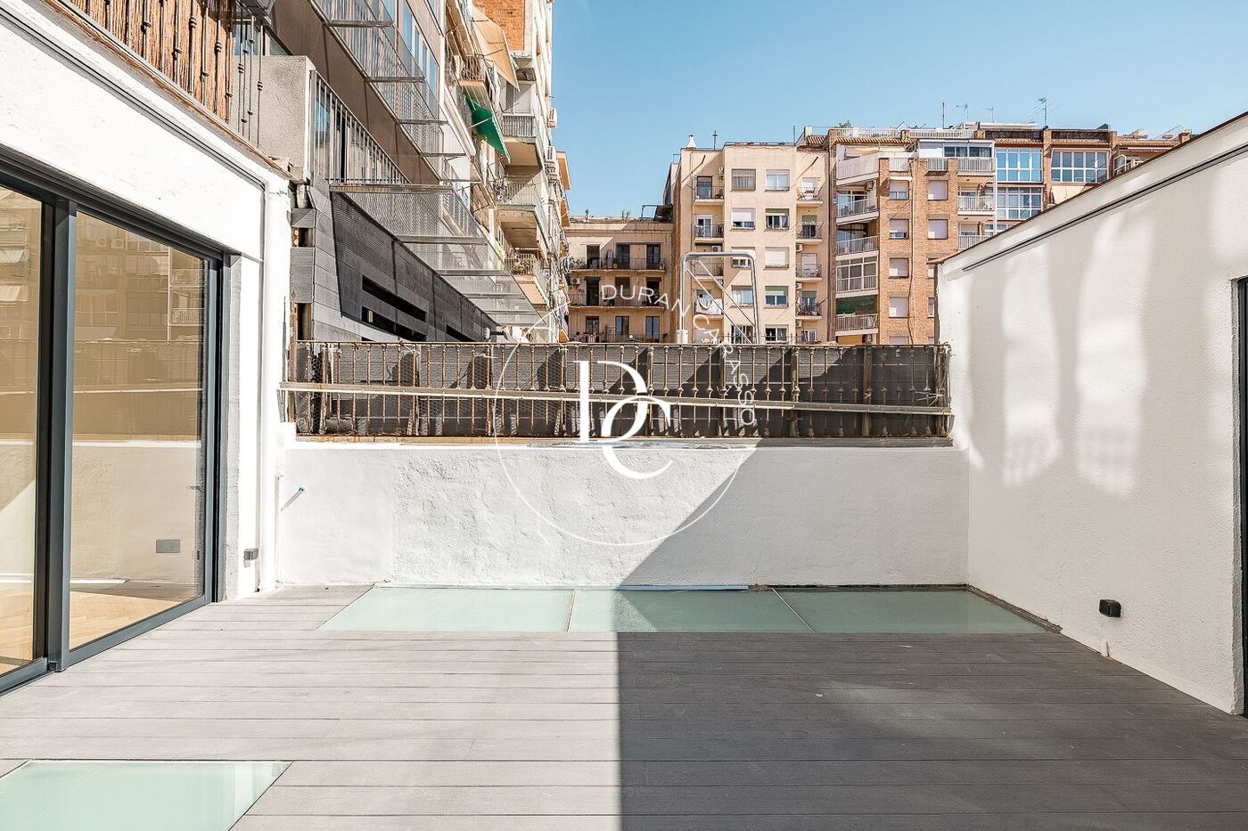 Flat with terrace to renovate for sale in Eixample Esquerra, Barcelona