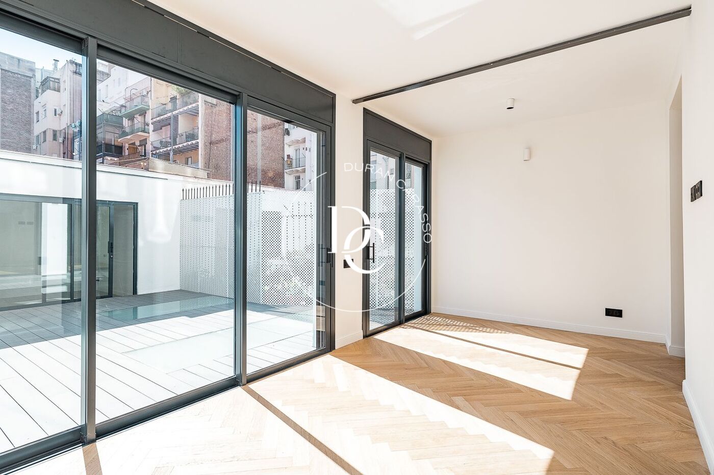 Flat with terrace to renovate for sale in Eixample Esquerra, Barcelona