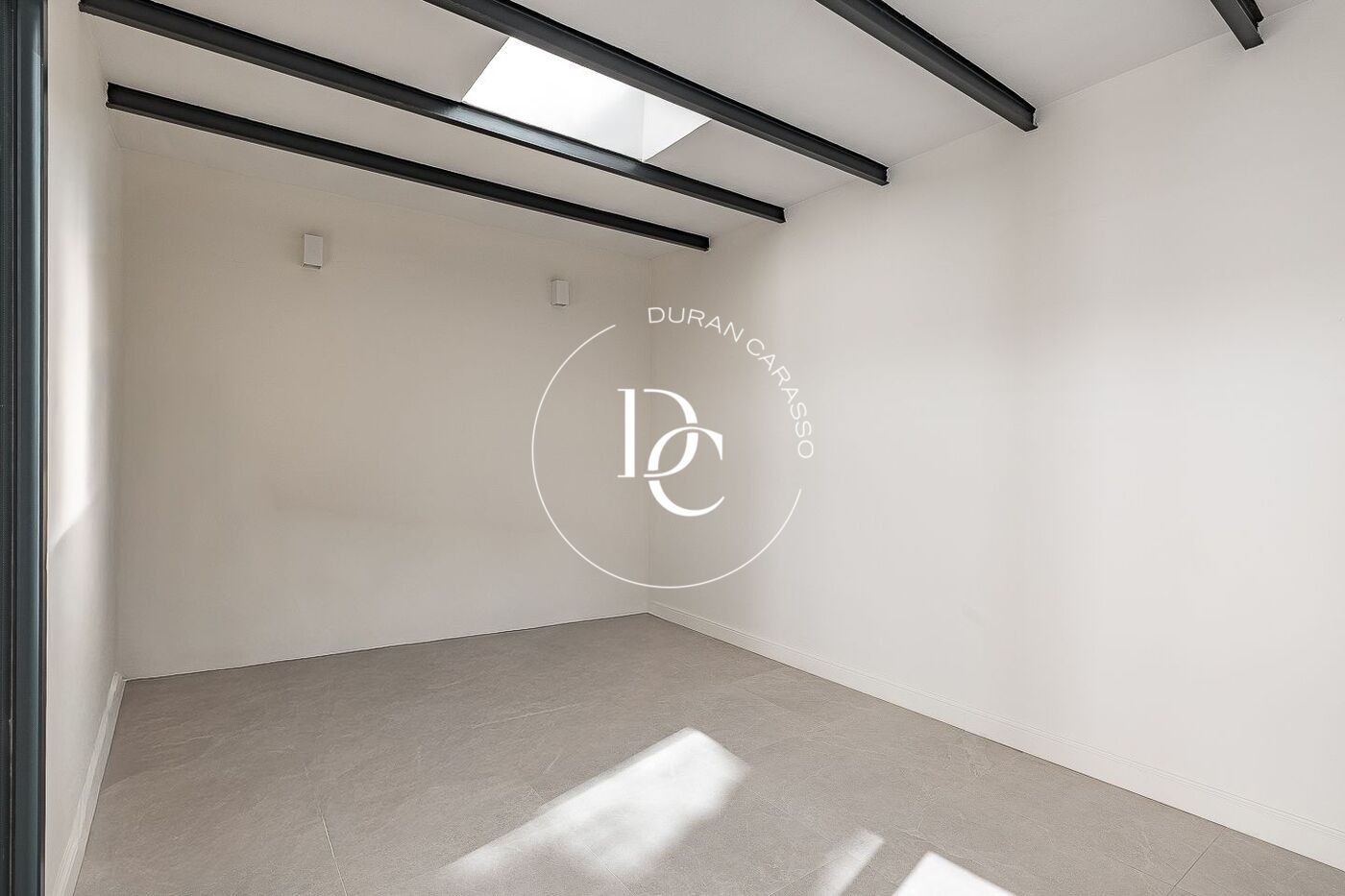 Flat with terrace to renovate for sale in Eixample Esquerra, Barcelona