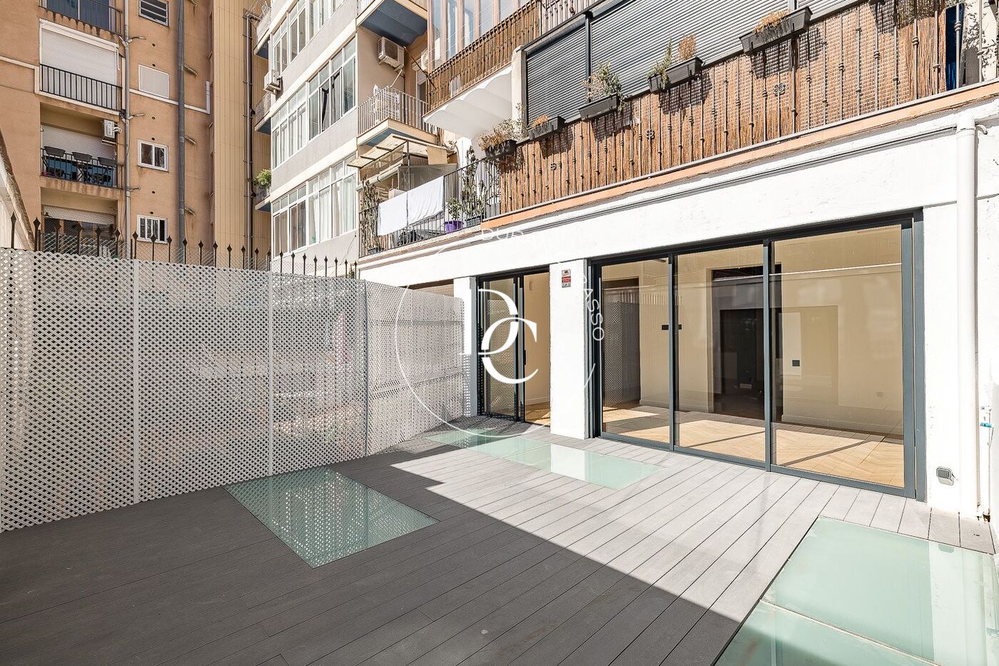 Flat with terrace to renovate for sale in Eixample Esquerra, Barcelona
