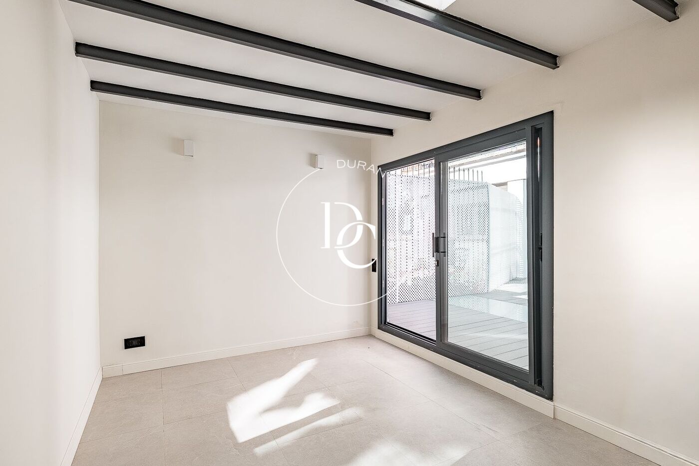 Flat with terrace to renovate for sale in Eixample Esquerra, Barcelona