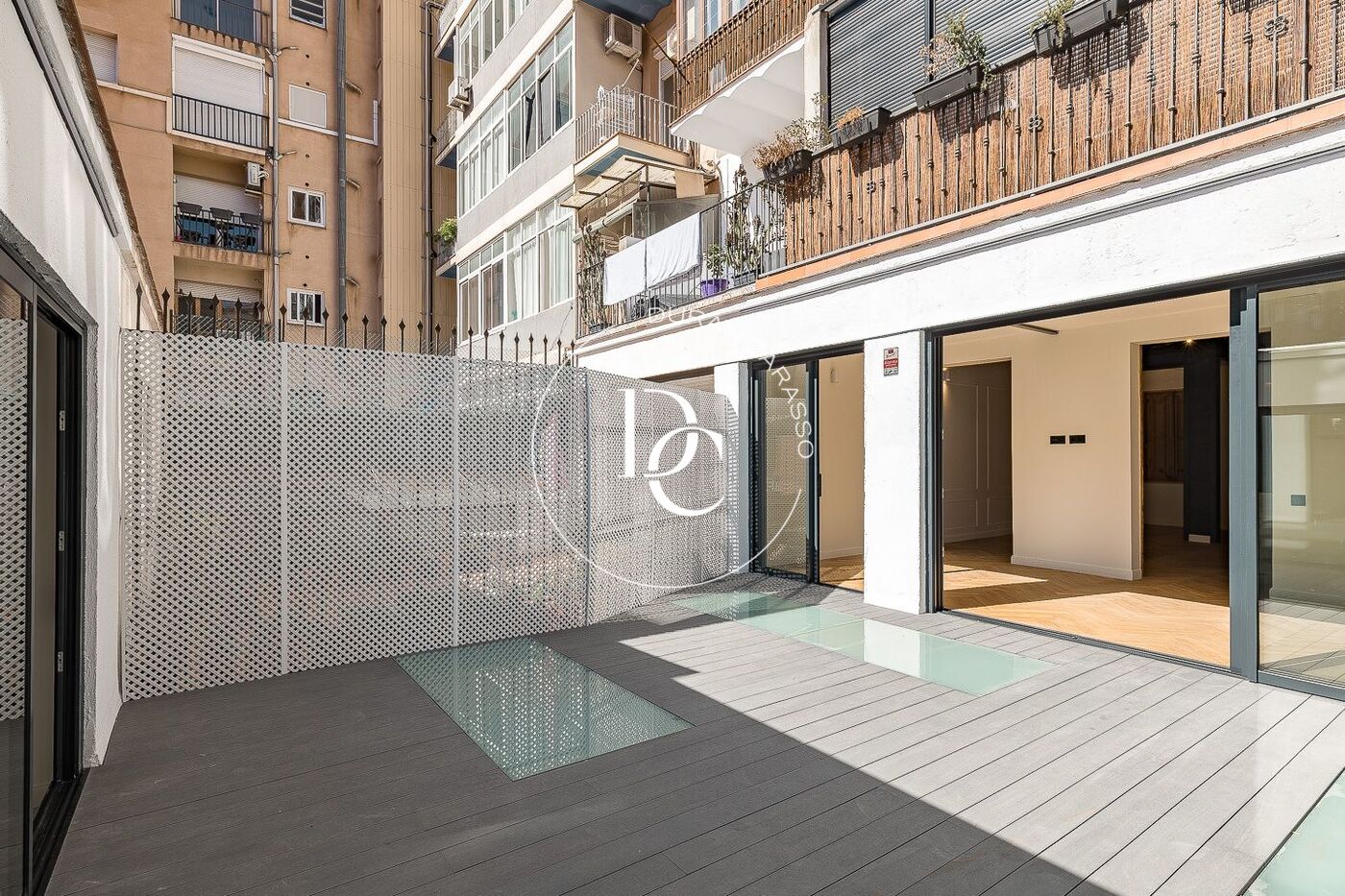 Flat with terrace to renovate for sale in Eixample Esquerra, Barcelona