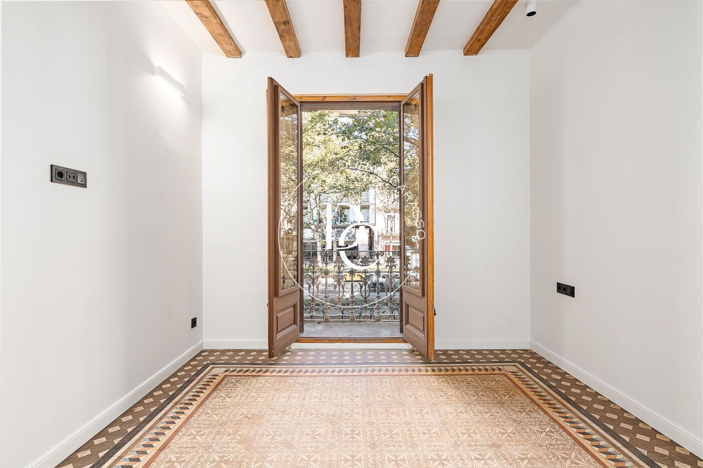 Flat with terrace to renovate for sale in Eixample Esquerra, Barcelona