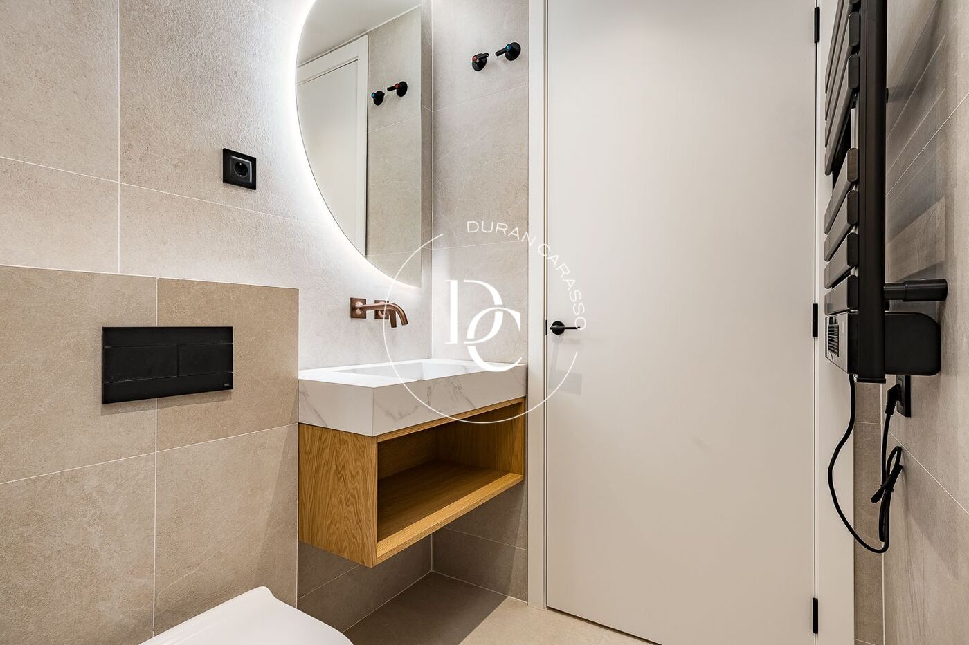 Flat with terrace to renovate for sale in Eixample Esquerra, Barcelona