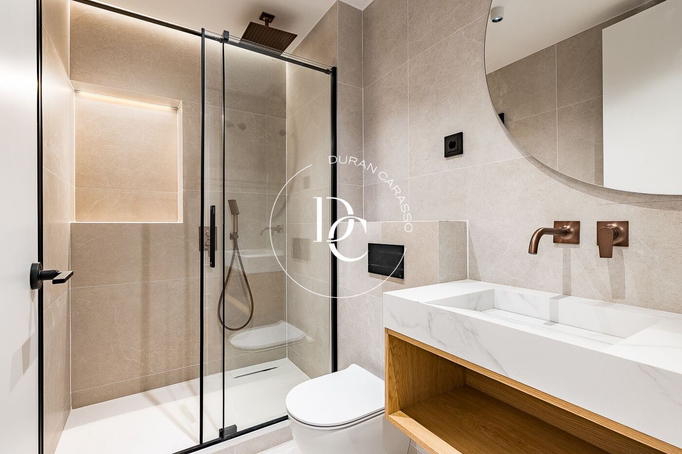 Flat with terrace to renovate for sale in Eixample Esquerra, Barcelona