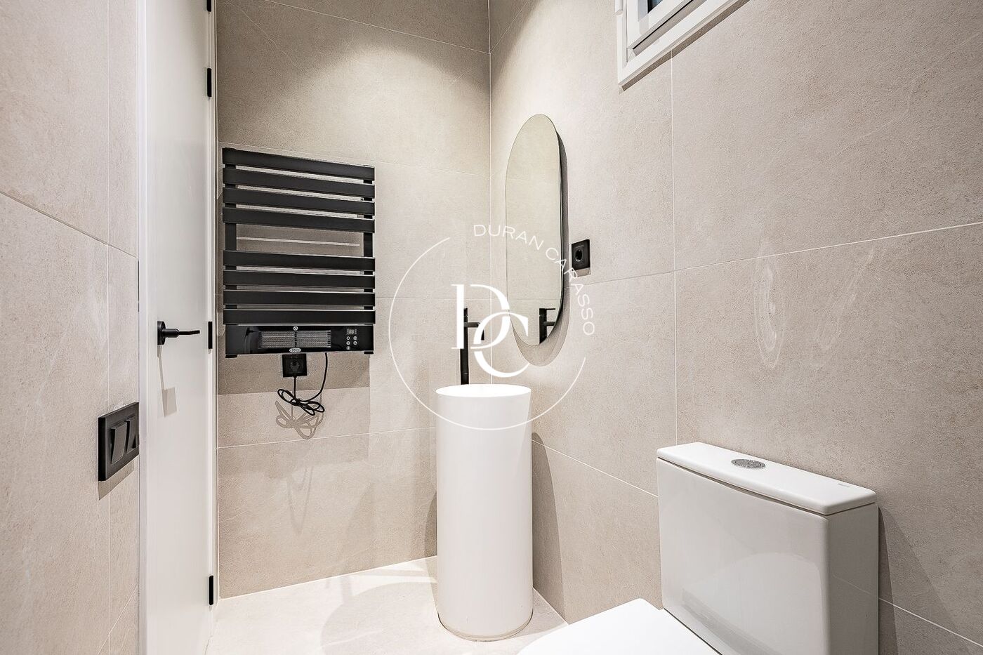Flat with terrace to renovate for sale in Eixample Esquerra, Barcelona