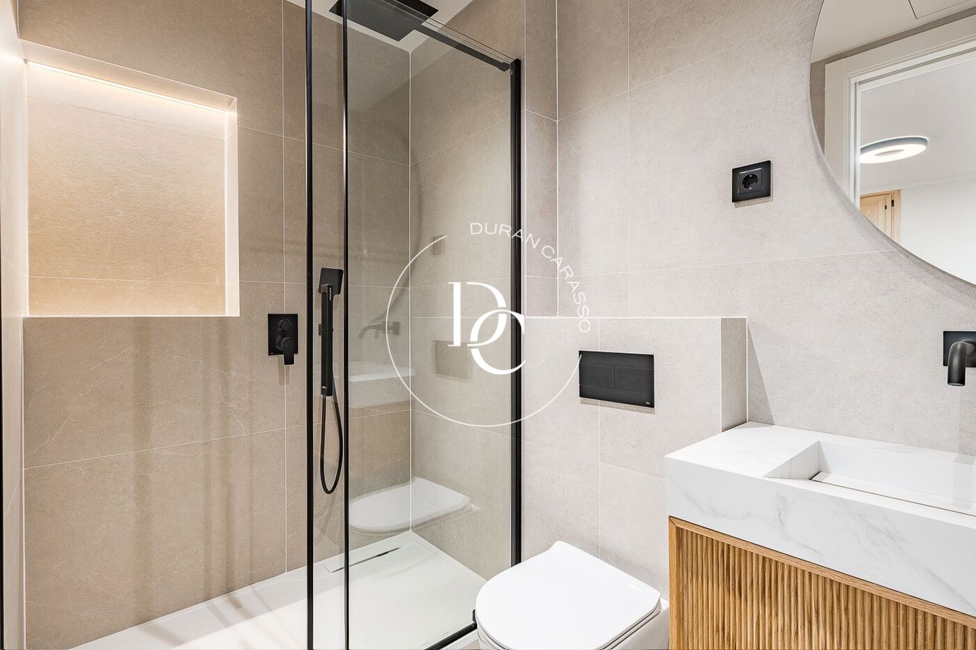 Flat with terrace to renovate for sale in Eixample Esquerra, Barcelona