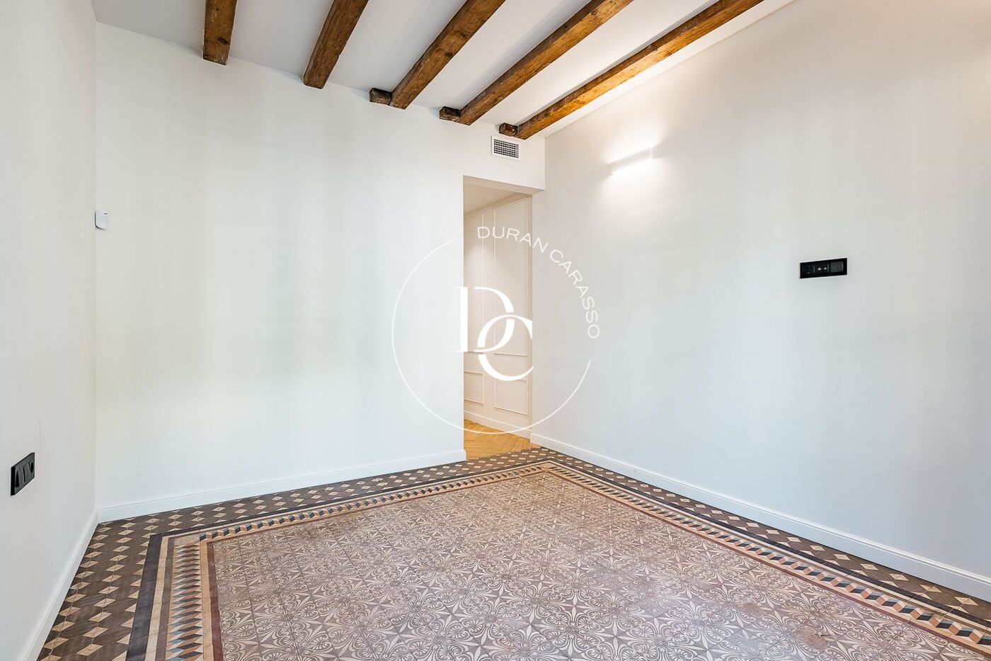 Flat with terrace to renovate for sale in Eixample Esquerra, Barcelona