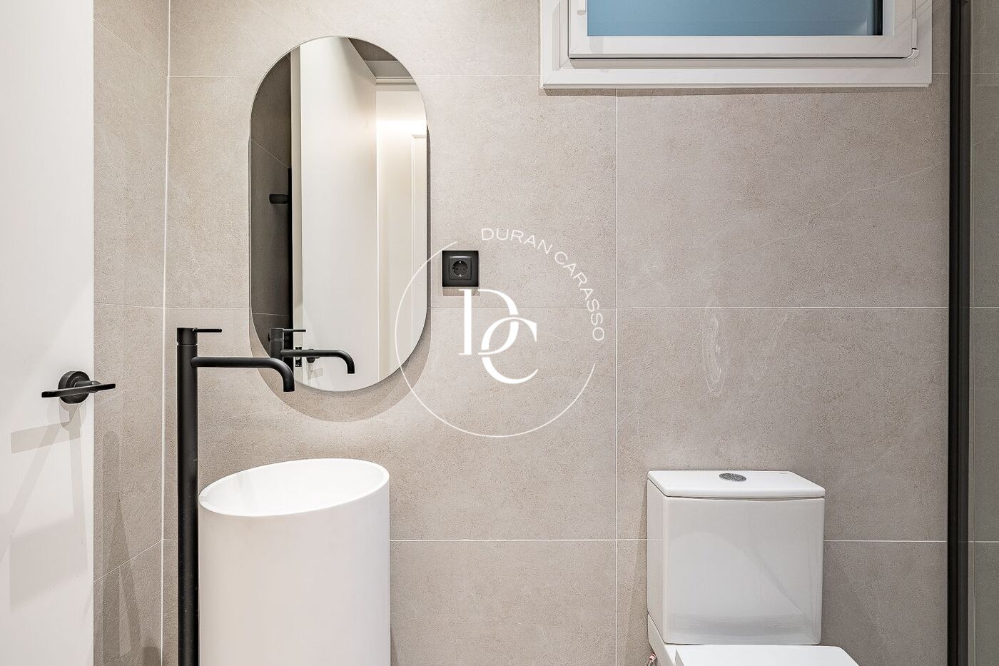 Flat with terrace to renovate for sale in Eixample Esquerra, Barcelona