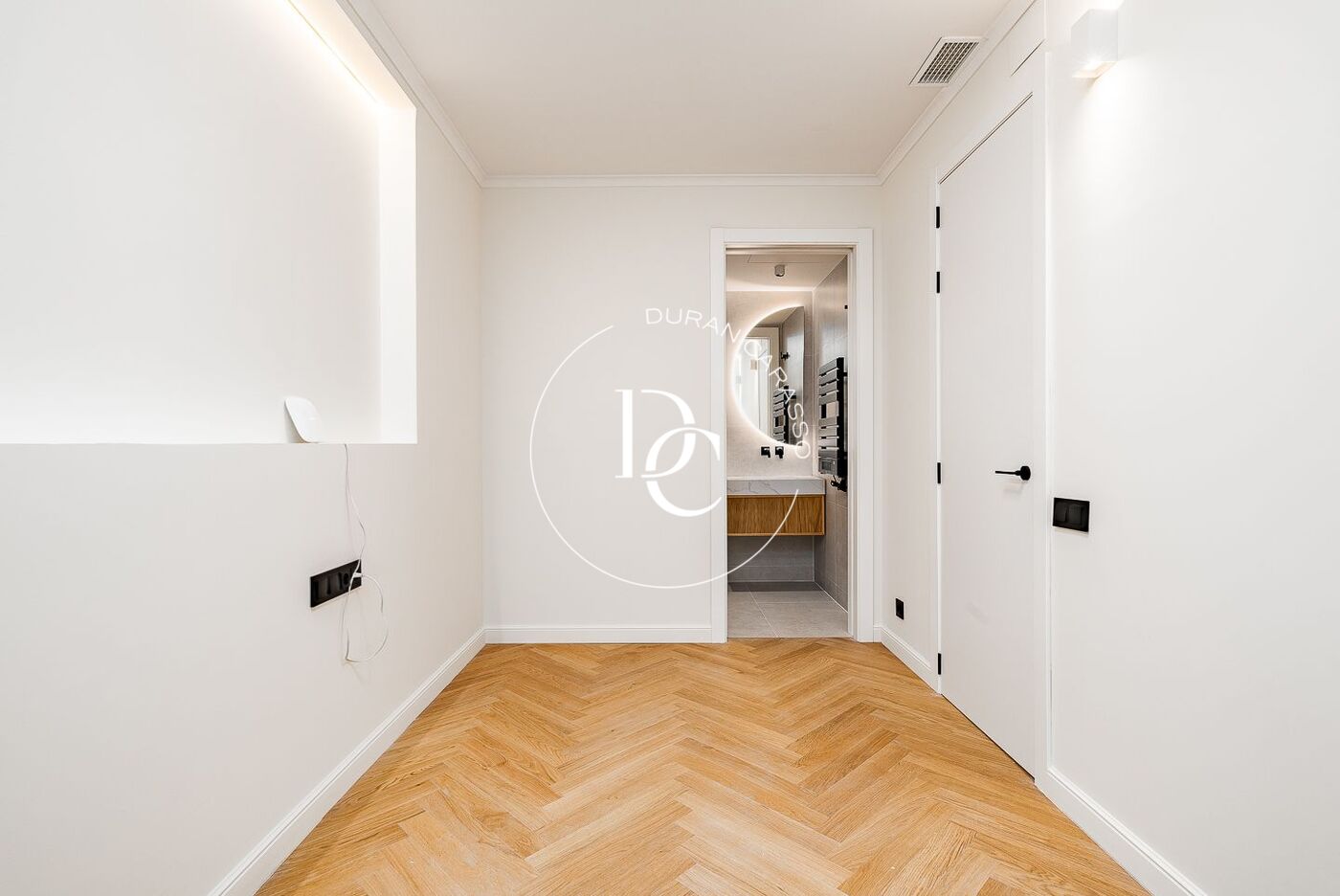 Flat with terrace to renovate for sale in Eixample Esquerra, Barcelona