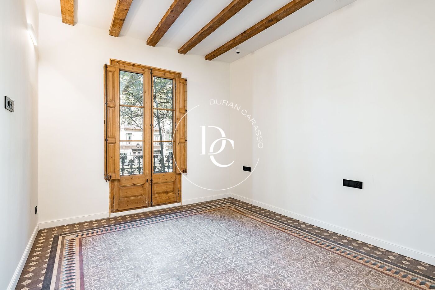 Flat with terrace to renovate for sale in Eixample Esquerra, Barcelona