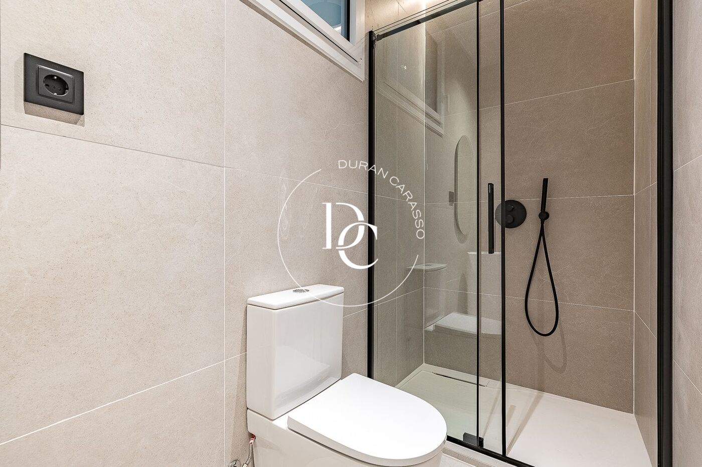 Flat with terrace to renovate for sale in Eixample Esquerra, Barcelona