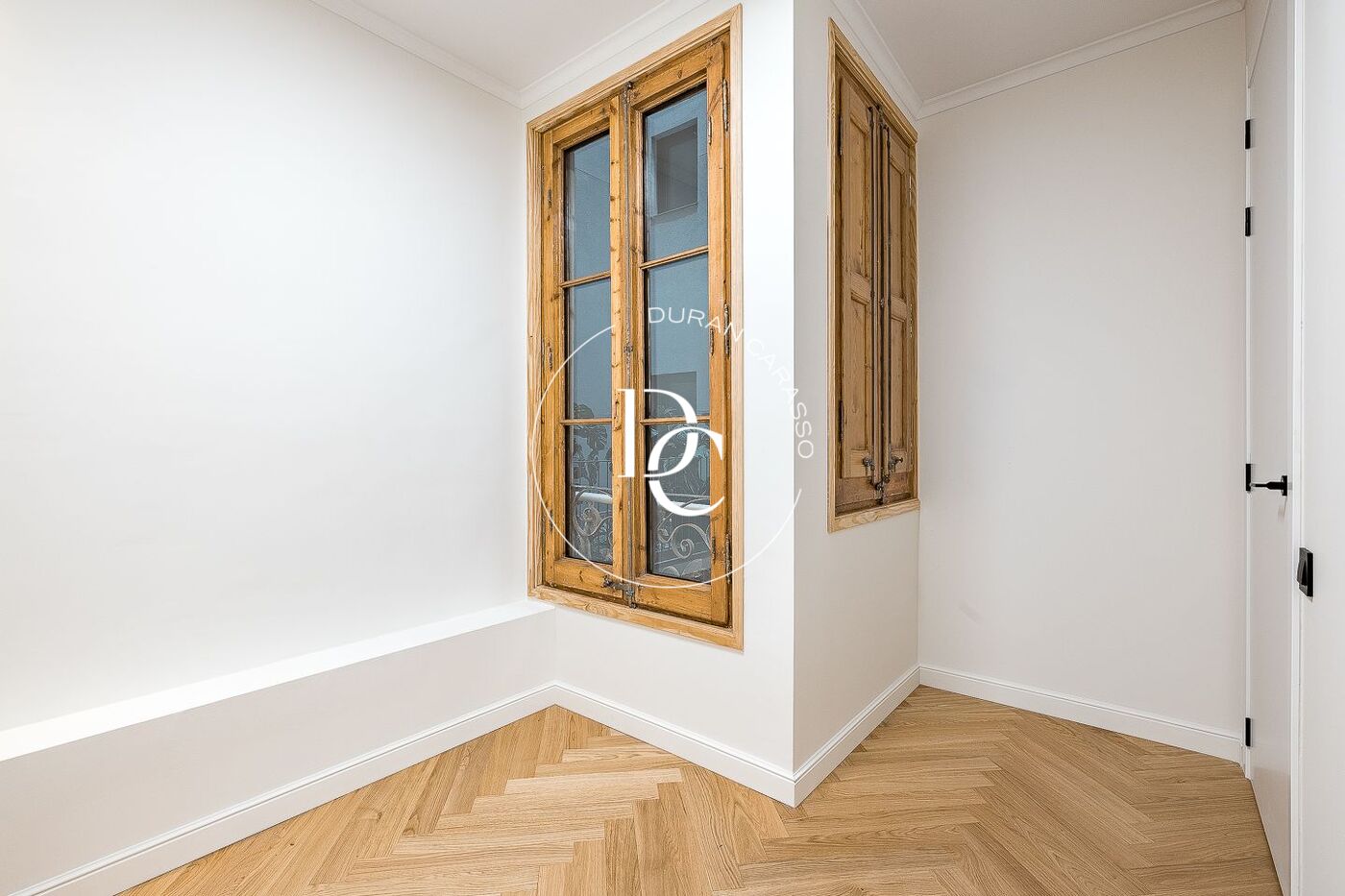 Flat with terrace to renovate for sale in Eixample Esquerra, Barcelona