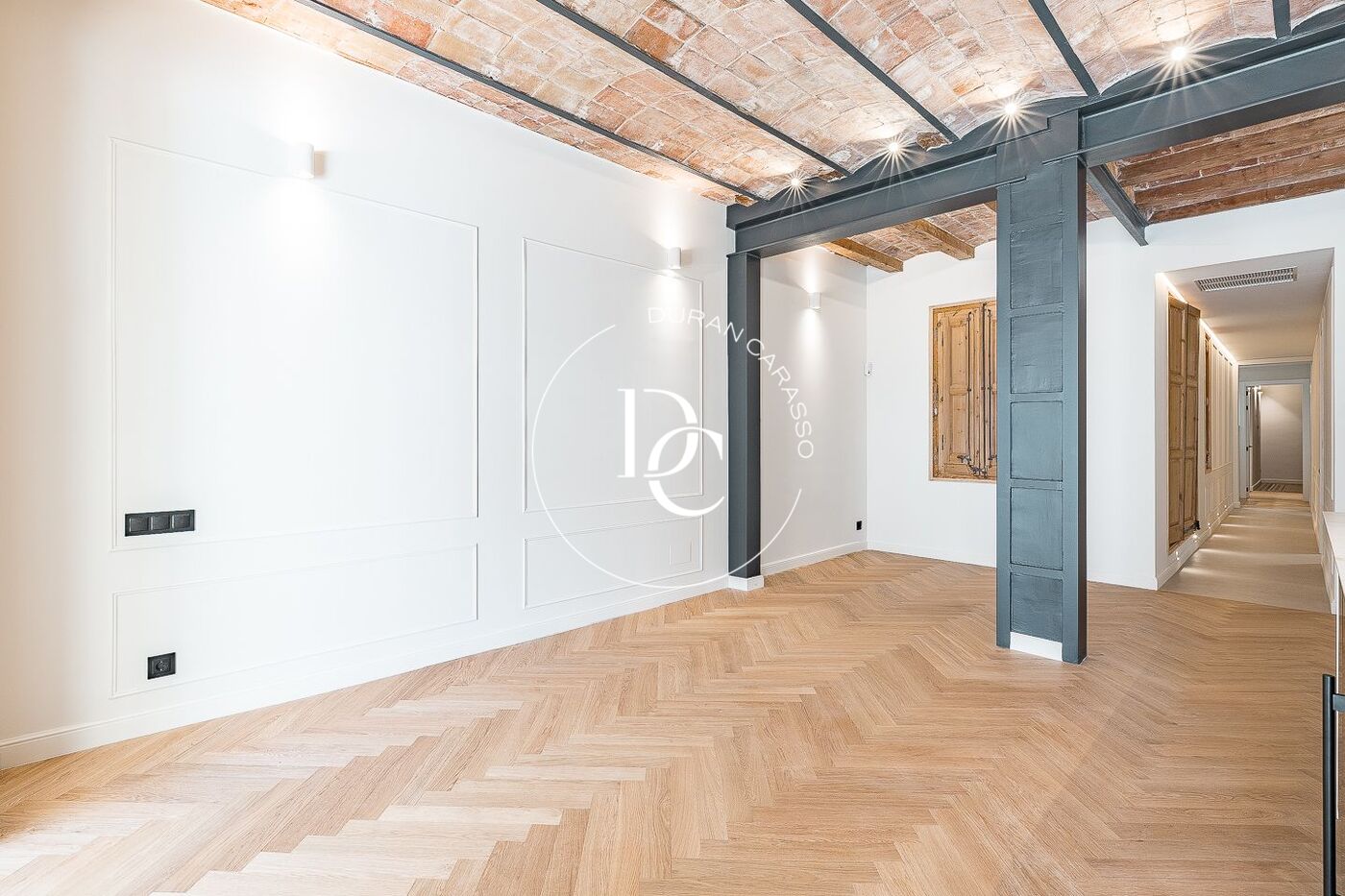 Flat with terrace to renovate for sale in Eixample Esquerra, Barcelona