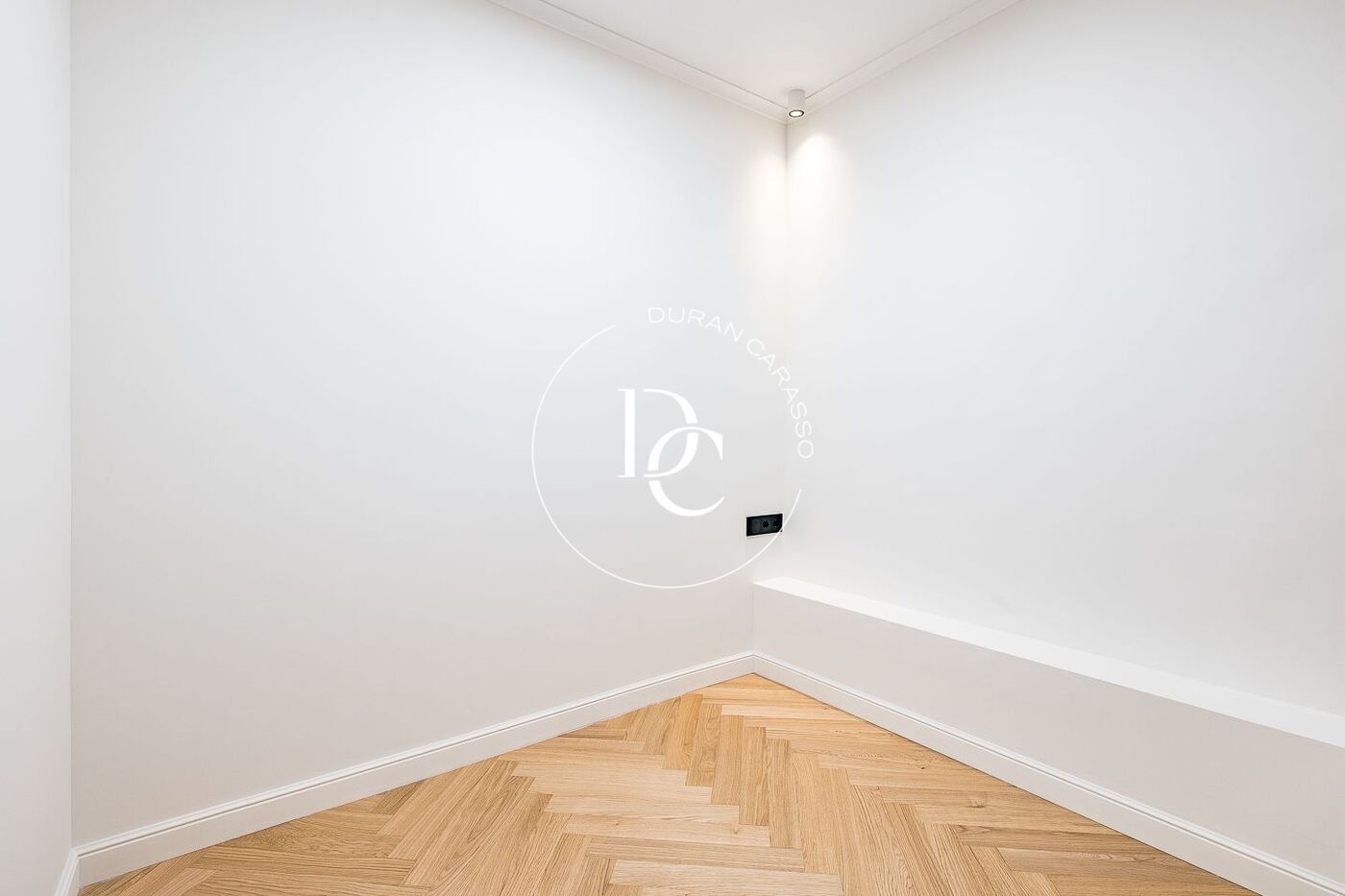 Flat with terrace to renovate for sale in Eixample Esquerra, Barcelona