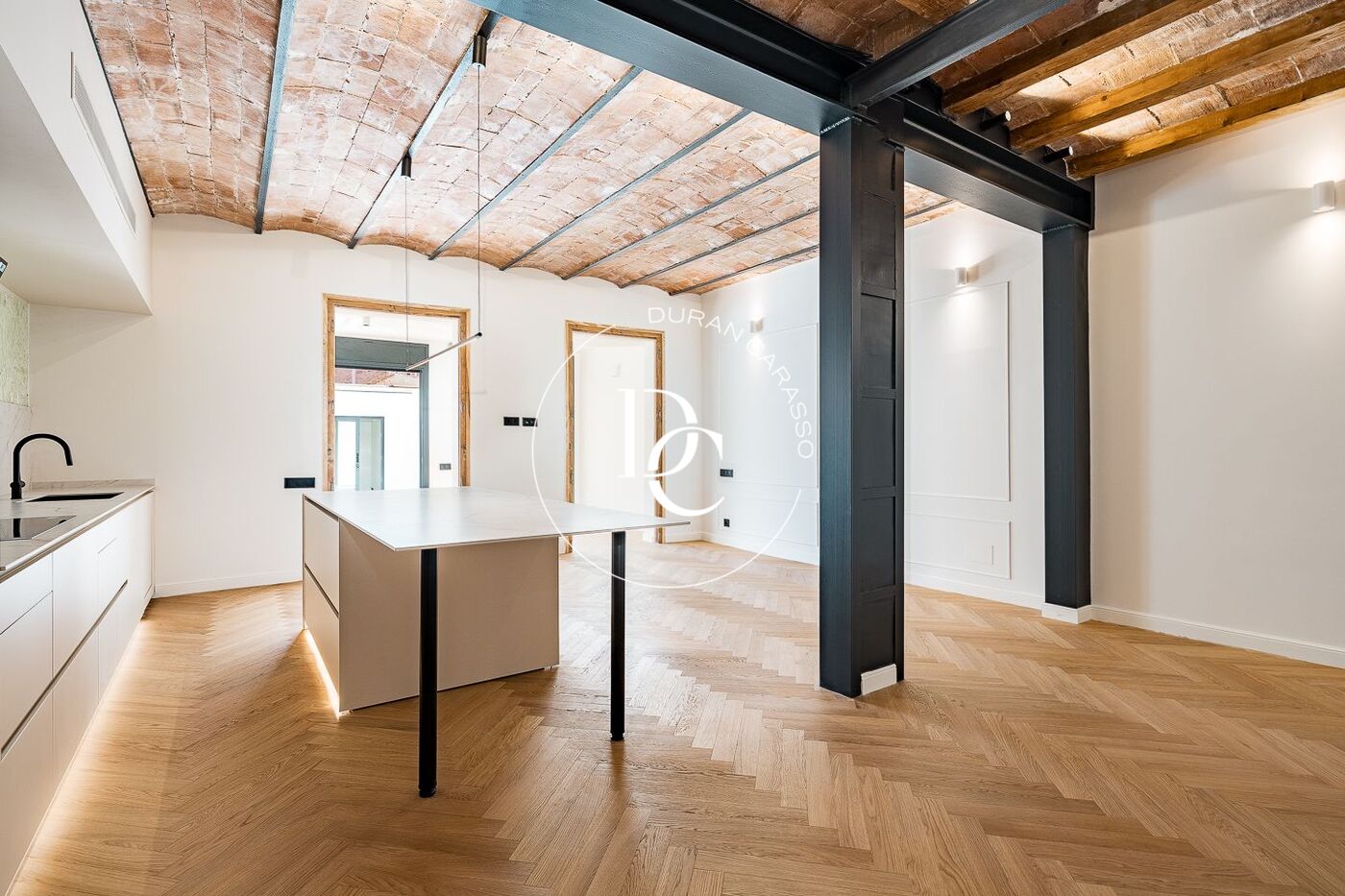 Flat with terrace to renovate for sale in Eixample Esquerra, Barcelona