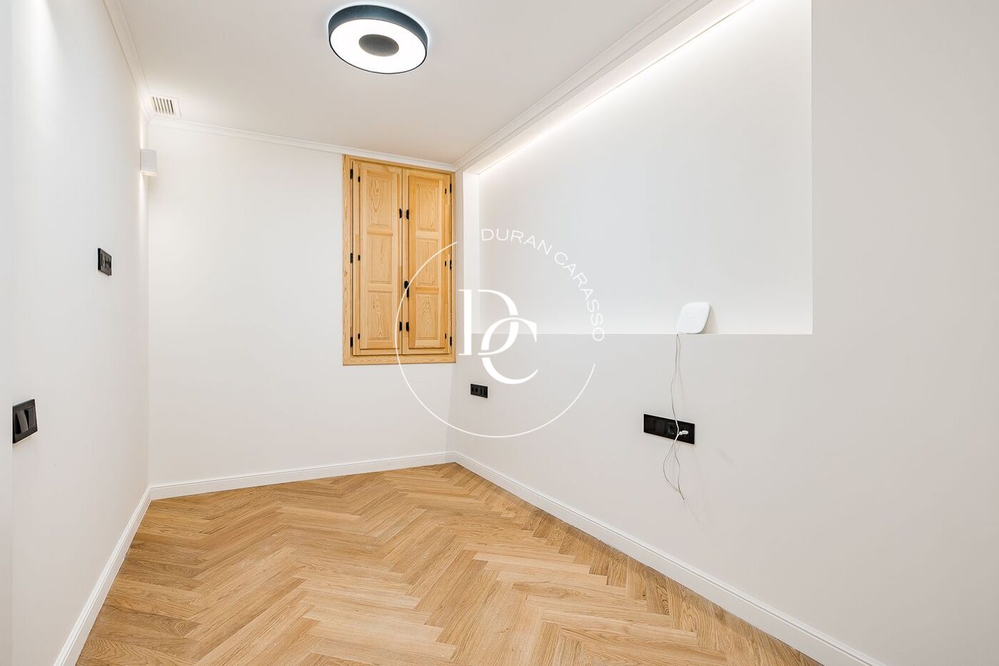 Flat with terrace to renovate for sale in Eixample Esquerra, Barcelona