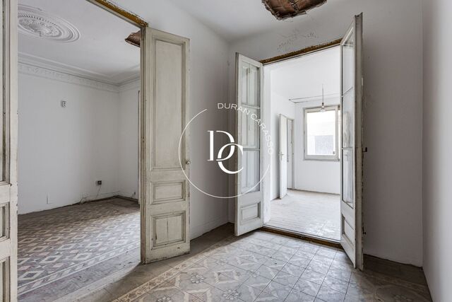 Piso en venta con terraza para reformar en Eixample Esquerra, Barcelona
