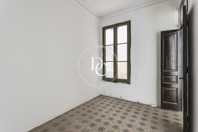 Piso en venta con terraza para reformar en Eixample Esquerra, Barcelona