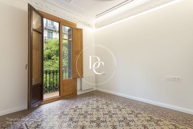 Piso en venta con terraza para reformar en Eixample Esquerra, Barcelona