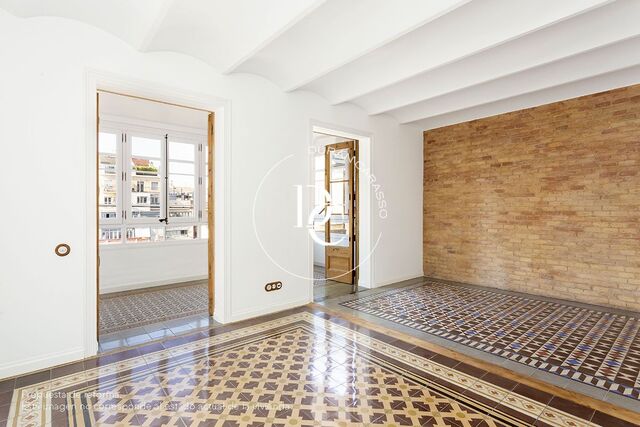 Appartement à vendre avec terrasse à rénover dans EixampleEsquerra, Barcelona