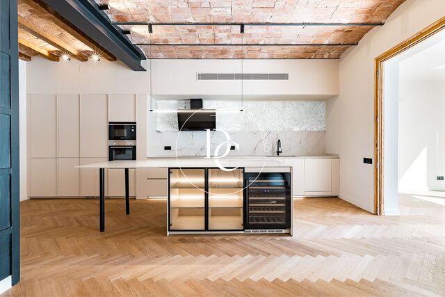 Flat with terrace to renovate for sale in Eixample Esquerra, Barcelona