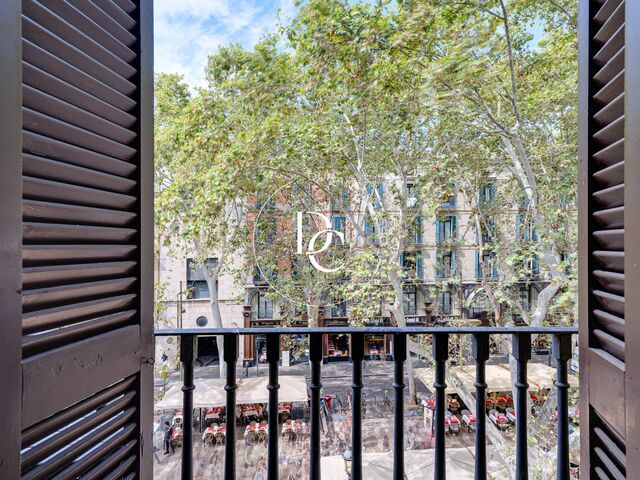 Appartement en hauteur, au coin des Ramblas et de la Plaza Real.