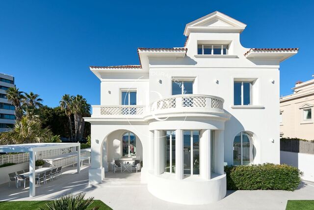 Vivir en Terramar: Casa Mercè Servat, Estilo y Tranquilidad Junto al Mar