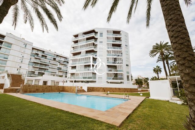 Fantastico piso reformado en primera linea, muy luminoso y con amplia terraza con vistas al mar