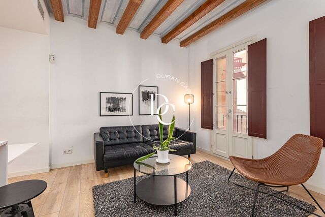 Ático en venta en finca rehabilitada a pasos de plaça Sant Jaume, Barcelona