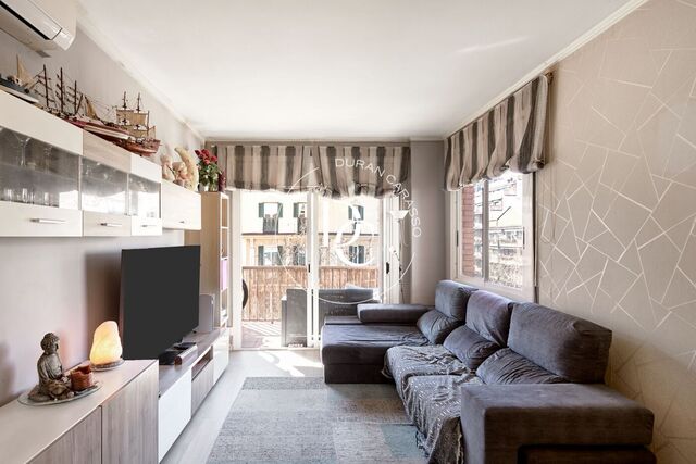 100 m² Penthouse in the Heart of Eixample Right