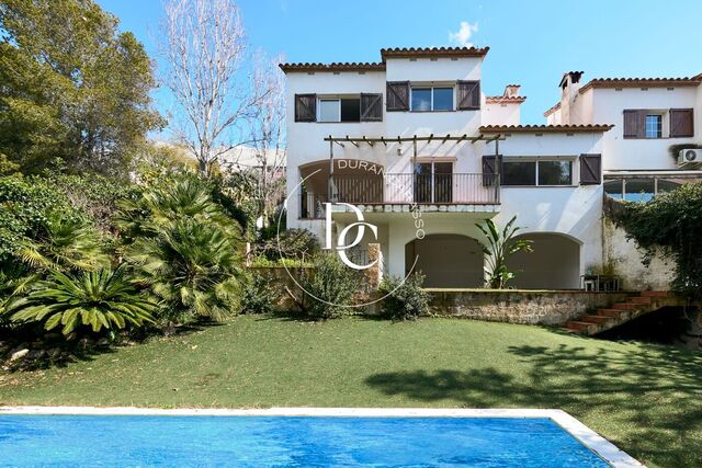 ENCANTADORA CASA EN VENTA CON PISCINA, JARDIN Y VISTAS PANORÁMICAS EN CAN PEI