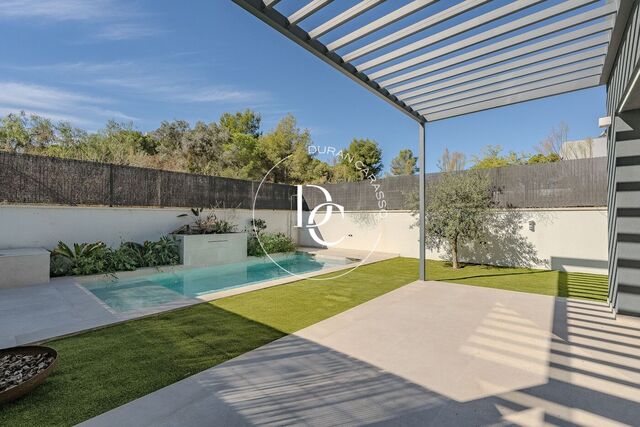 ESPECTACULAR CASA PAREADA DE OBRA NUEVA A  POCOS MINUTOS DE SITGES