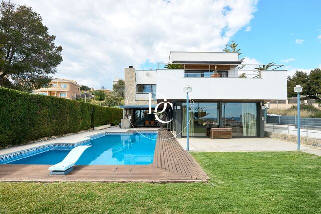  Espectacular casa a cuatro vientos con vistas al mar en venta en Cunit