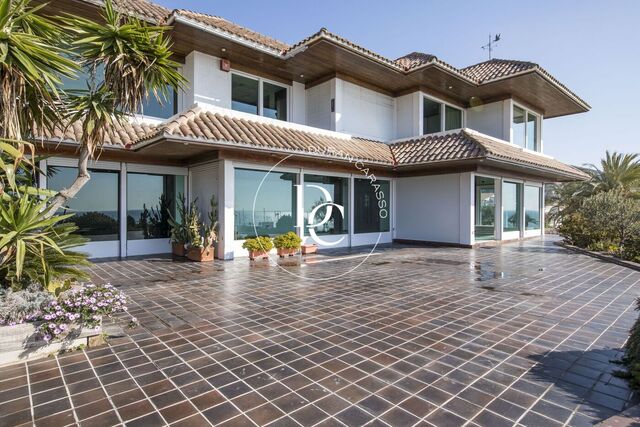 Casa con espectaculares vistas al mar en venta en Aiguadolç, Sitges