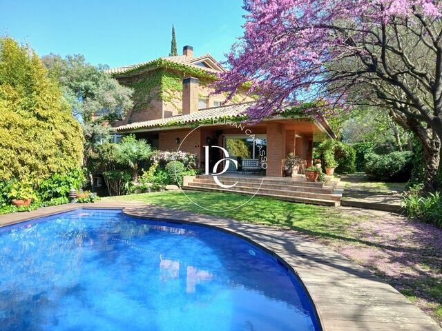 Casa con piscina en venta en Sant Cugat del Vallès